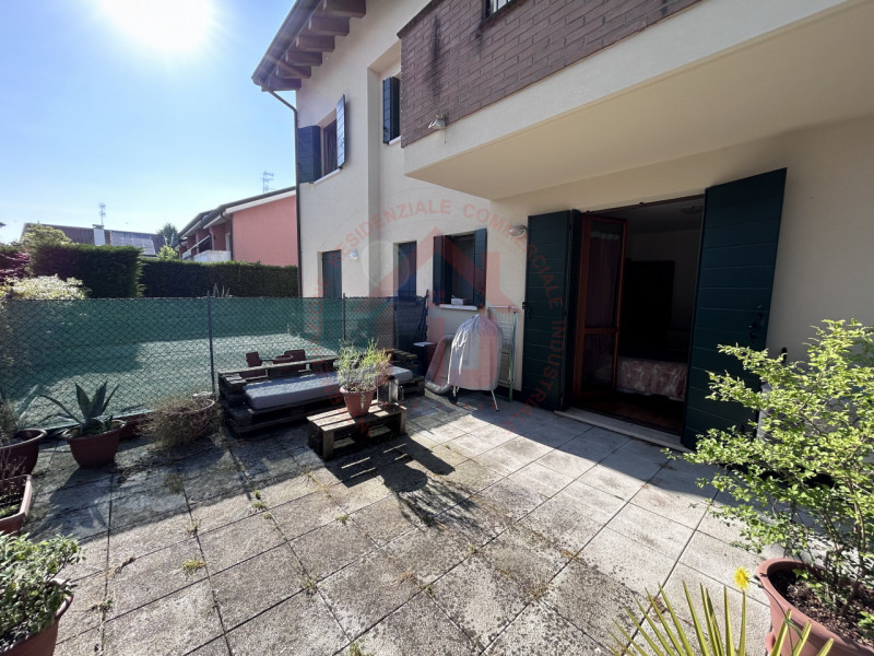 RIF: FR124 VENEZIA-STRA Proponiamo in locazione appartamento al pian terreno con giardino privato...