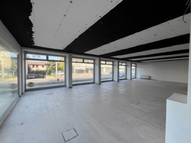 Proponiamo in vendita un ampio negozio situato nel Comune di Cassola, in Via V. Bellini, al piano...