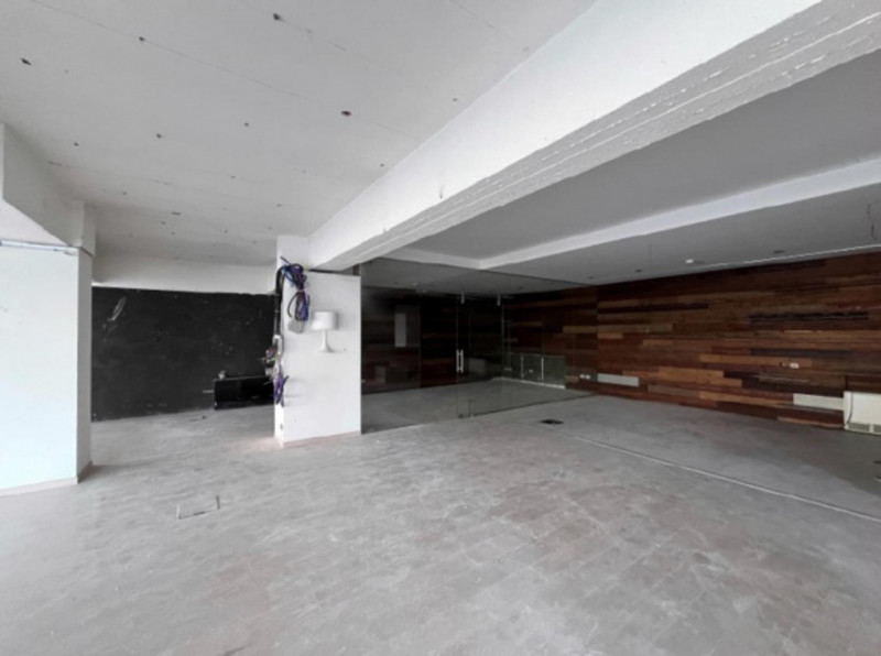 Proponiamo in vendita un ampio negozio situato nel Comune di Cassola, in Via V. Bellini, al piano...