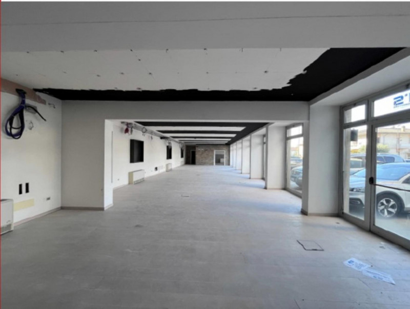 Proponiamo in vendita un ampio negozio situato nel Comune di Cassola, in Via V. Bellini, al piano...