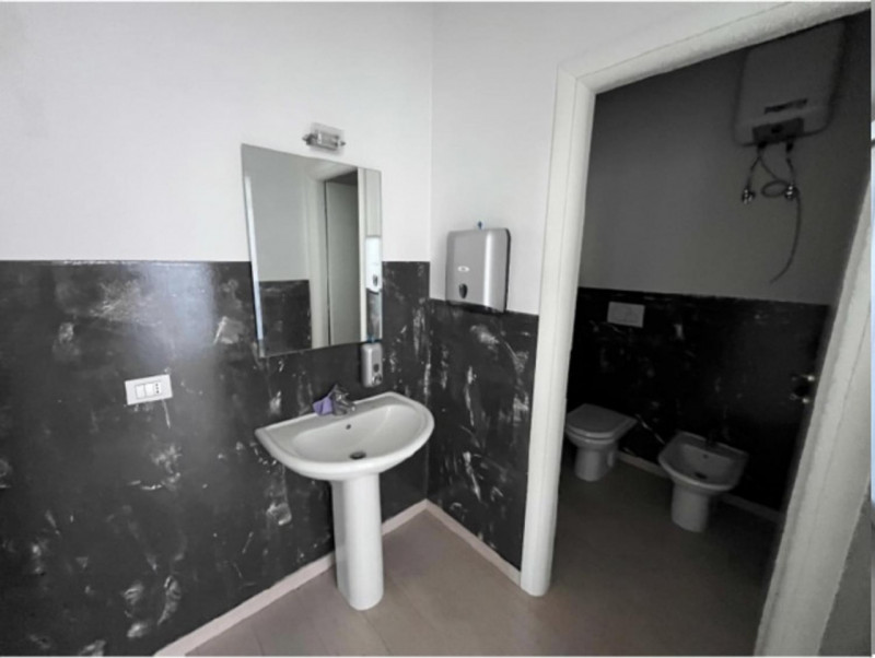 Proponiamo in vendita un ampio negozio situato nel Comune di Cassola, in Via V. Bellini, al piano...