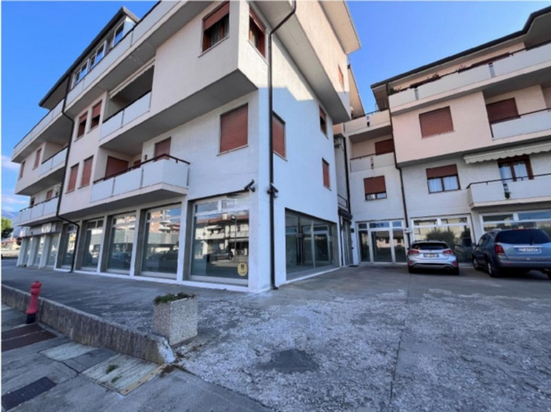 Proponiamo in vendita un ampio negozio situato nel Comune di Cassola, in Via V. Bellini, al piano...