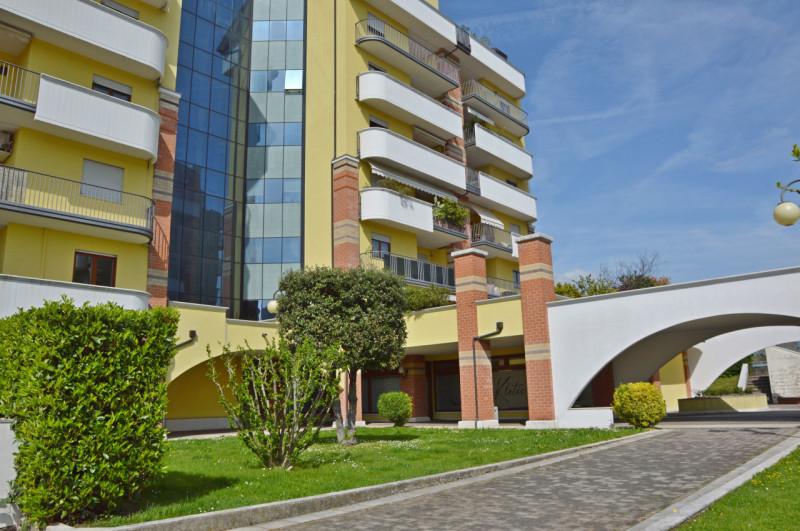 In vendita appartamento bicamere al piano primo nel contesto condominiale Le Torri a Bassano del ...