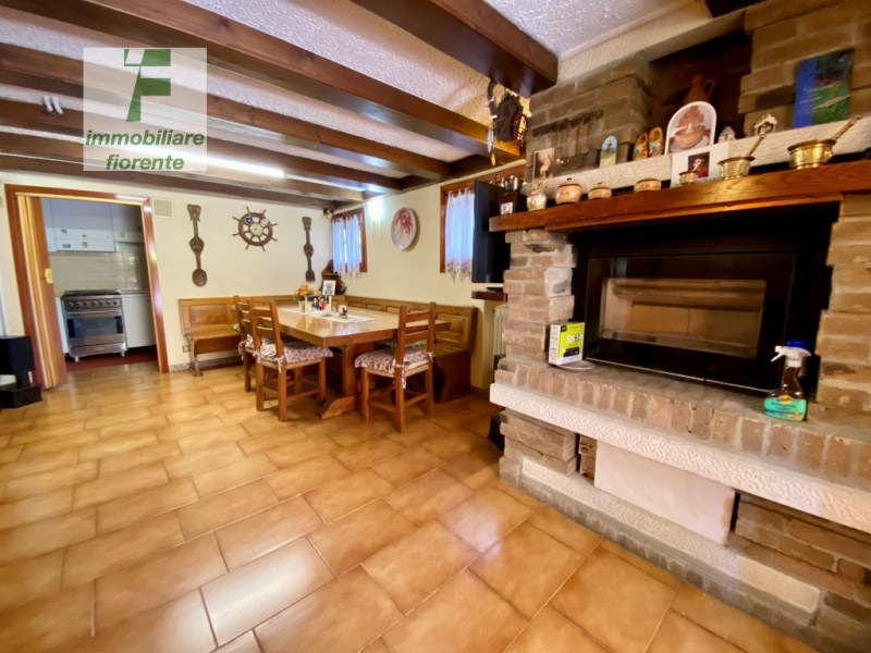 Per chi ama la tranquillità ma allo stesso tempo comodo ai servizi a piedi proponiamo casa singol...