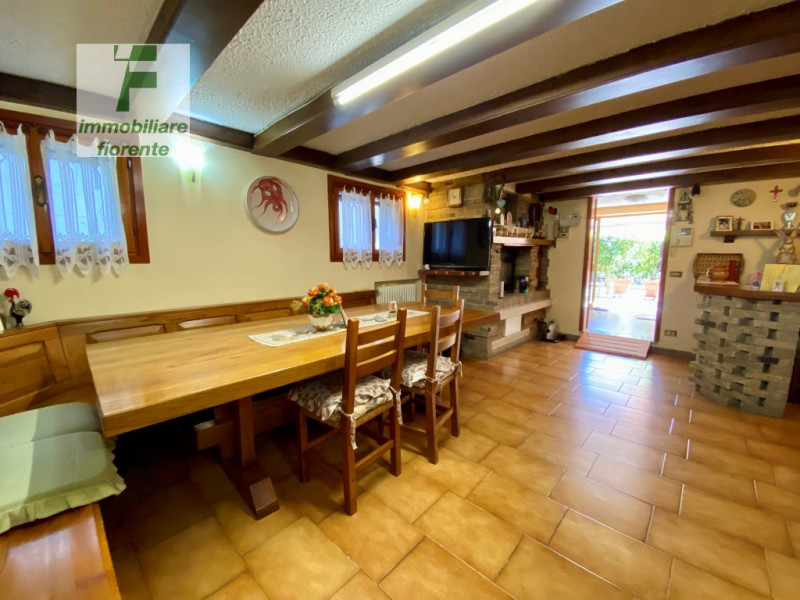 Per chi ama la tranquillità ma allo stesso tempo comodo ai servizi a piedi proponiamo casa singol...