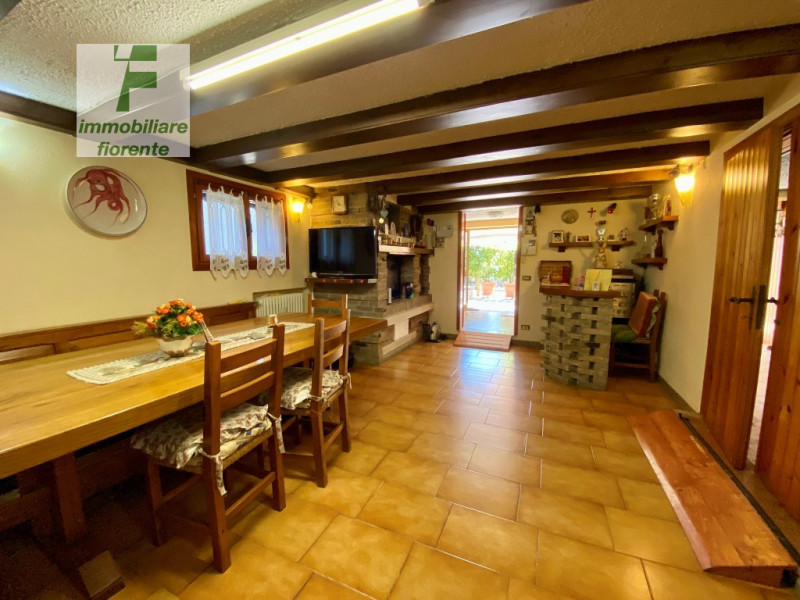 Per chi ama la tranquillità ma allo stesso tempo comodo ai servizi a piedi proponiamo casa singol...