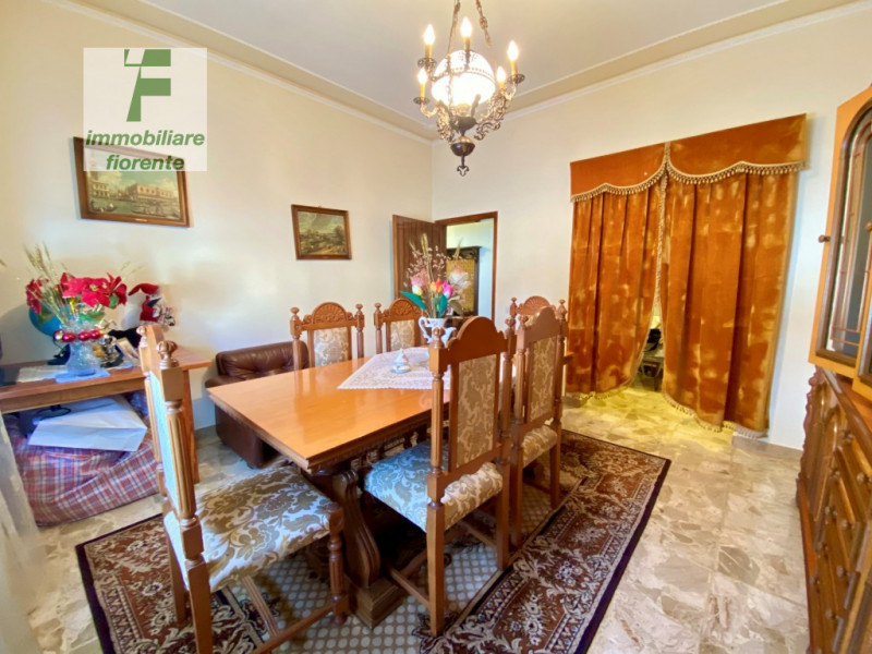 Per chi ama la tranquillità ma allo stesso tempo comodo ai servizi a piedi proponiamo casa singol...