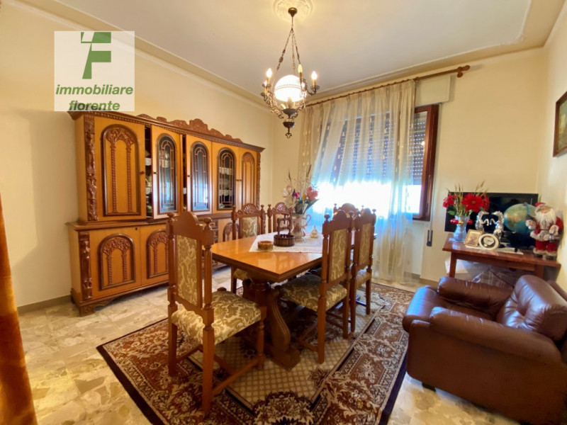 Per chi ama la tranquillità ma allo stesso tempo comodo ai servizi a piedi proponiamo casa singol...