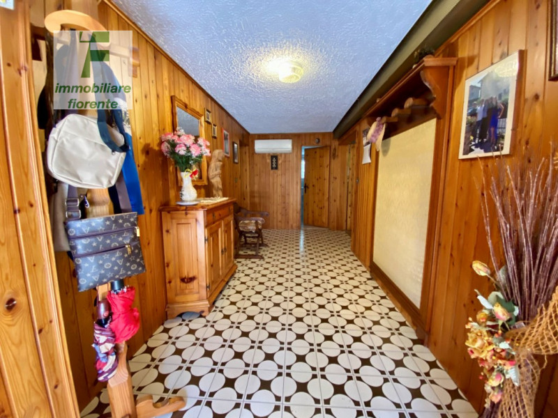 Per chi ama la tranquillità ma allo stesso tempo comodo ai servizi a piedi proponiamo casa singol...