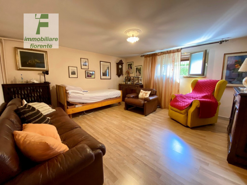 Per chi ama la tranquillità ma allo stesso tempo comodo ai servizi a piedi proponiamo casa singol...