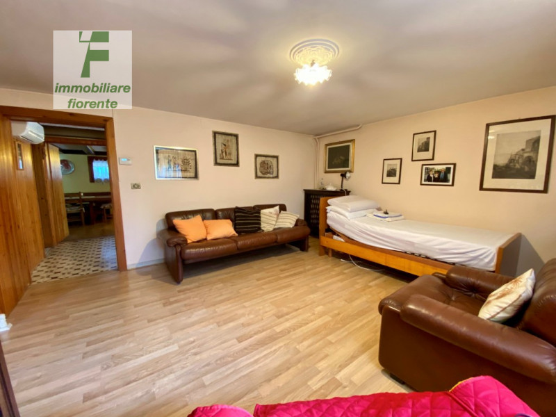 Per chi ama la tranquillità ma allo stesso tempo comodo ai servizi a piedi proponiamo casa singol...