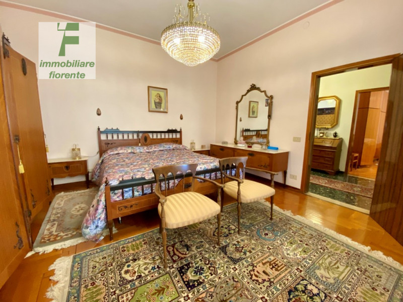 Per chi ama la tranquillità ma allo stesso tempo comodo ai servizi a piedi proponiamo casa singol...