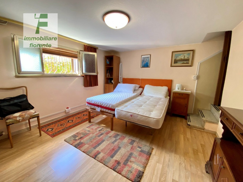 Per chi ama la tranquillità ma allo stesso tempo comodo ai servizi a piedi proponiamo casa singol...