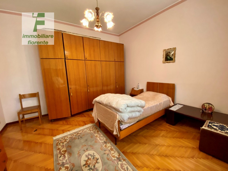 Per chi ama la tranquillità ma allo stesso tempo comodo ai servizi a piedi proponiamo casa singol...