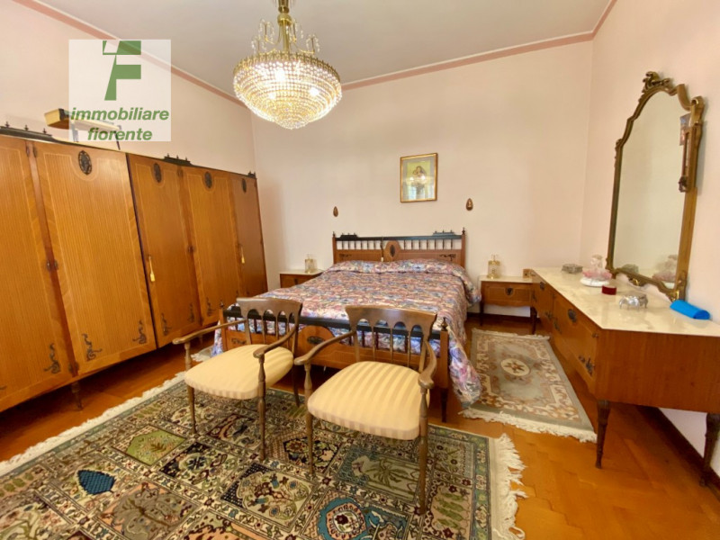 Per chi ama la tranquillità ma allo stesso tempo comodo ai servizi a piedi proponiamo casa singol...