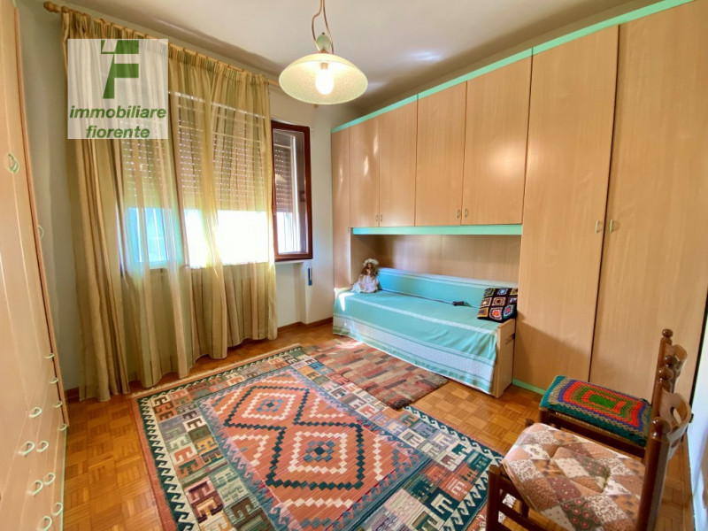 Per chi ama la tranquillità ma allo stesso tempo comodo ai servizi a piedi proponiamo casa singol...