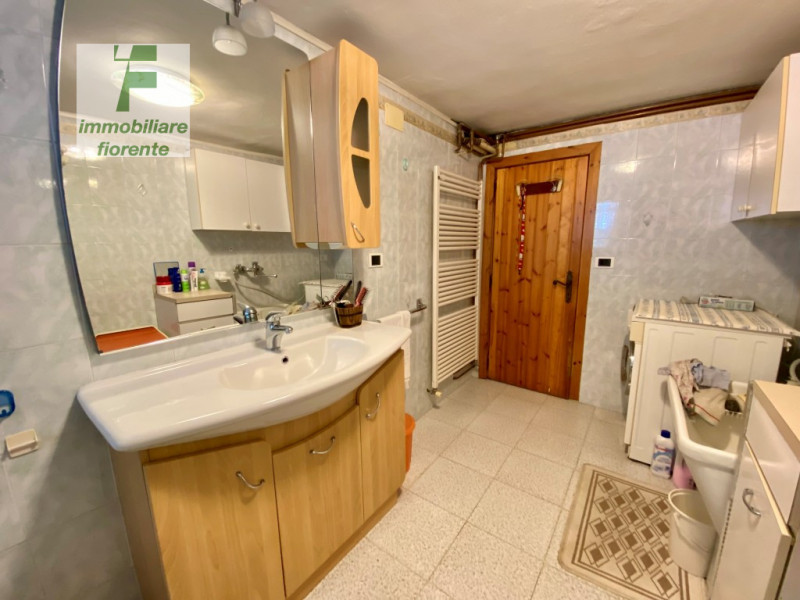 Per chi ama la tranquillità ma allo stesso tempo comodo ai servizi a piedi proponiamo casa singol...