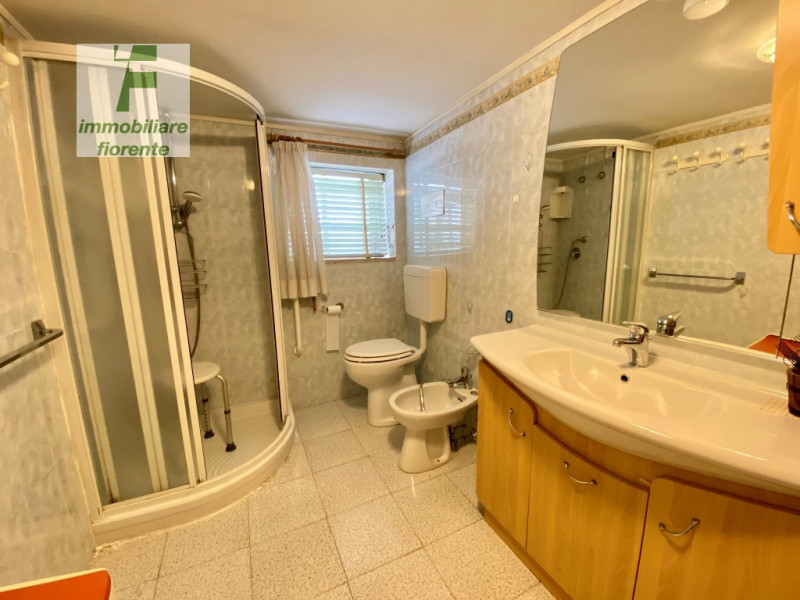 Per chi ama la tranquillità ma allo stesso tempo comodo ai servizi a piedi proponiamo casa singol...