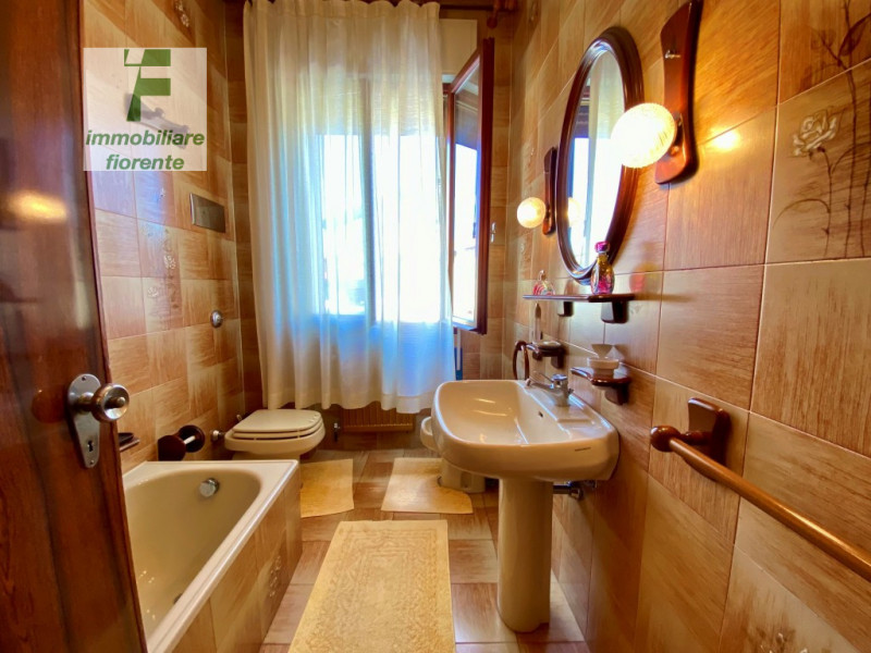 Per chi ama la tranquillità ma allo stesso tempo comodo ai servizi a piedi proponiamo casa singol...