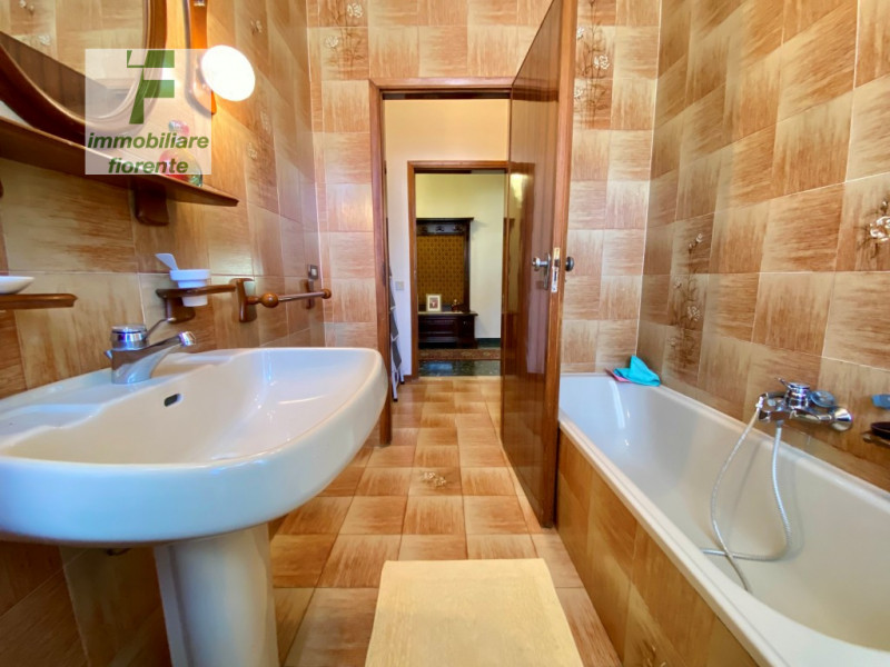 Per chi ama la tranquillità ma allo stesso tempo comodo ai servizi a piedi proponiamo casa singol...