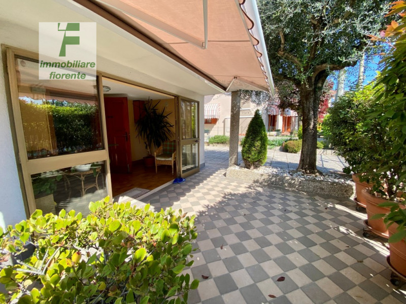 Per chi ama la tranquillità ma allo stesso tempo comodo ai servizi a piedi proponiamo casa singol...