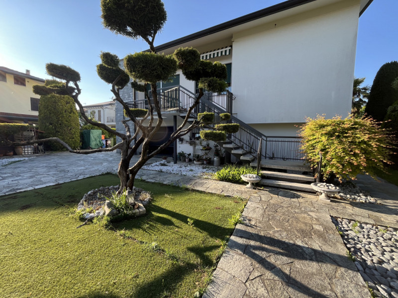 In una tranquilla zona residenziale di Cazzago di Pianiga, questa accogliente casa singola su due...