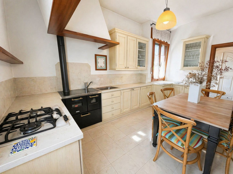 In una tranquilla zona residenziale di Cazzago di Pianiga, questa accogliente casa singola su due...