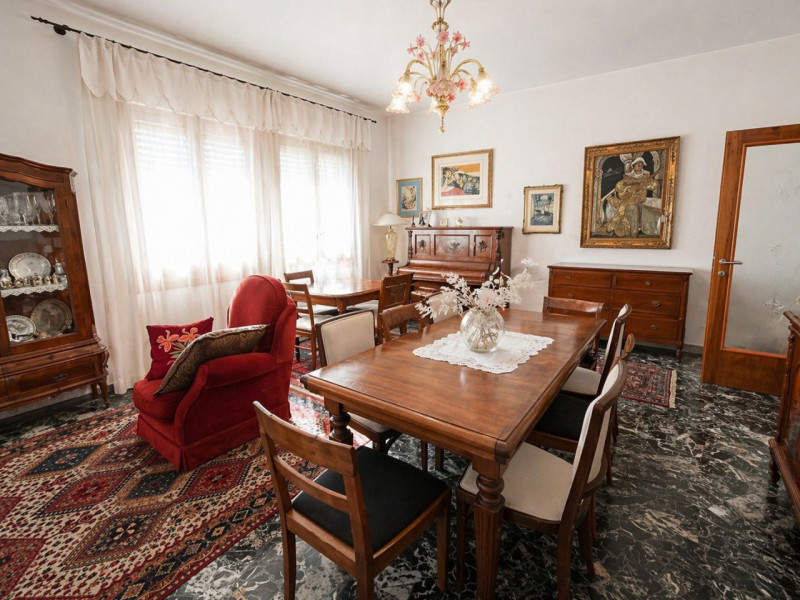 In una tranquilla zona residenziale di Cazzago di Pianiga, questa accogliente casa singola su due...