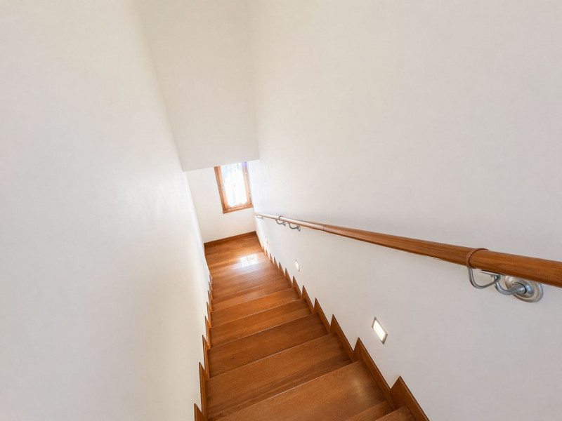 In una tranquilla zona residenziale di Cazzago di Pianiga, questa accogliente casa singola su due...