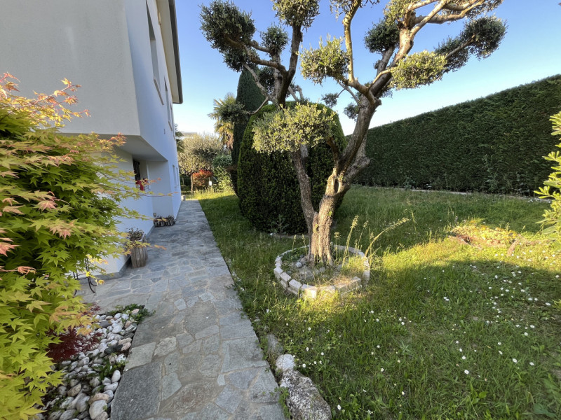 In una tranquilla zona residenziale di Cazzago di Pianiga, questa accogliente casa singola su due...