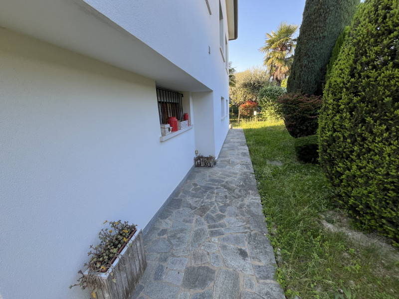 In una tranquilla zona residenziale di Cazzago di Pianiga, questa accogliente casa singola su due...