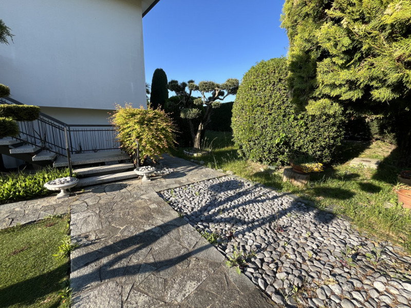 In una tranquilla zona residenziale di Cazzago di Pianiga, questa accogliente casa singola su due...