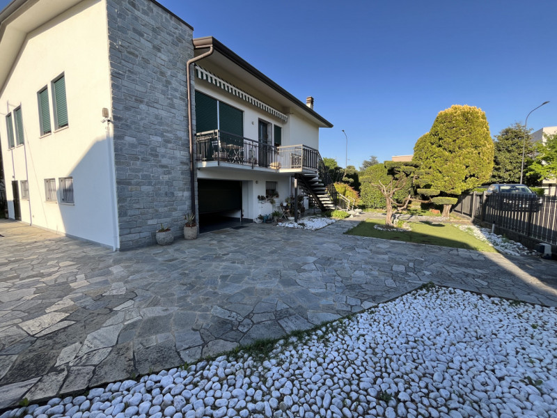 In una tranquilla zona residenziale di Cazzago di Pianiga, questa accogliente casa singola su due...