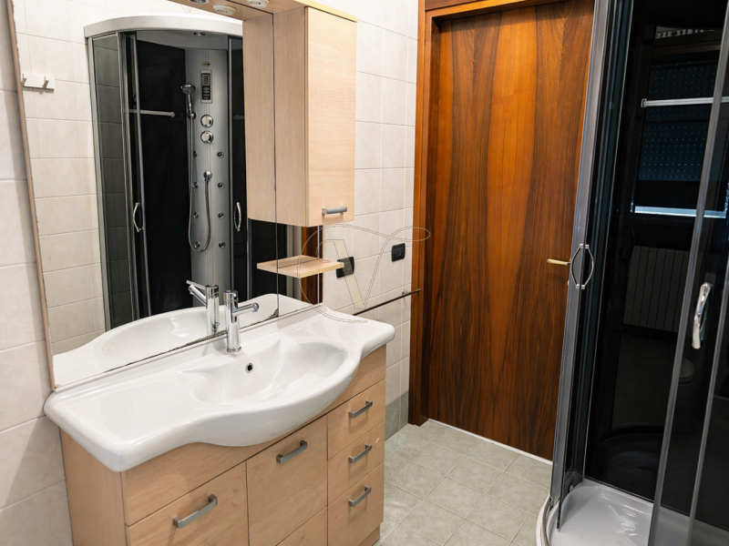 Ottima opportunità in una palazzina del 2002, servita da ascensore: appartamento al primo piano, ...