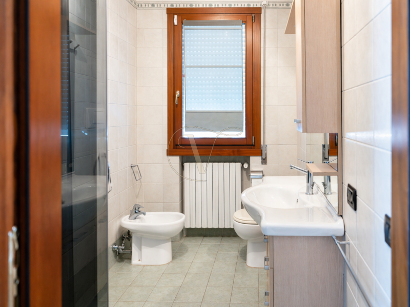 Ottima opportunità in una palazzina del 2002, servita da ascensore: appartamento al primo piano, ...