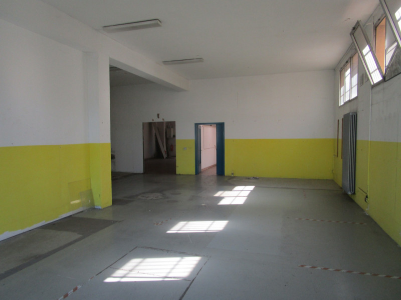 Scopri un'opportunità unica nel cuore della Zona Industriale Est di Padova! Proponiamo in vendita...