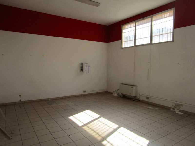 Scopri un'opportunità unica nel cuore della Zona Industriale Est di Padova! Proponiamo in vendita...