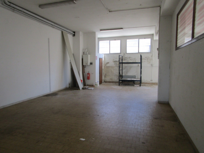 Scopri un'opportunità unica nel cuore della Zona Industriale Est di Padova! Proponiamo in vendita...