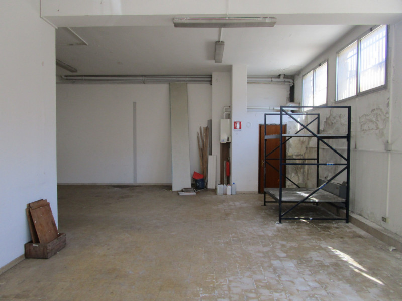 Scopri un'opportunità unica nel cuore della Zona Industriale Est di Padova! Proponiamo in vendita...