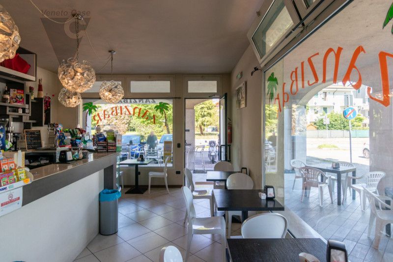 Nel centro di Rio (Ponte San Nicolò) proponiamo in vendita esclusiva attività commerciale, di rec...