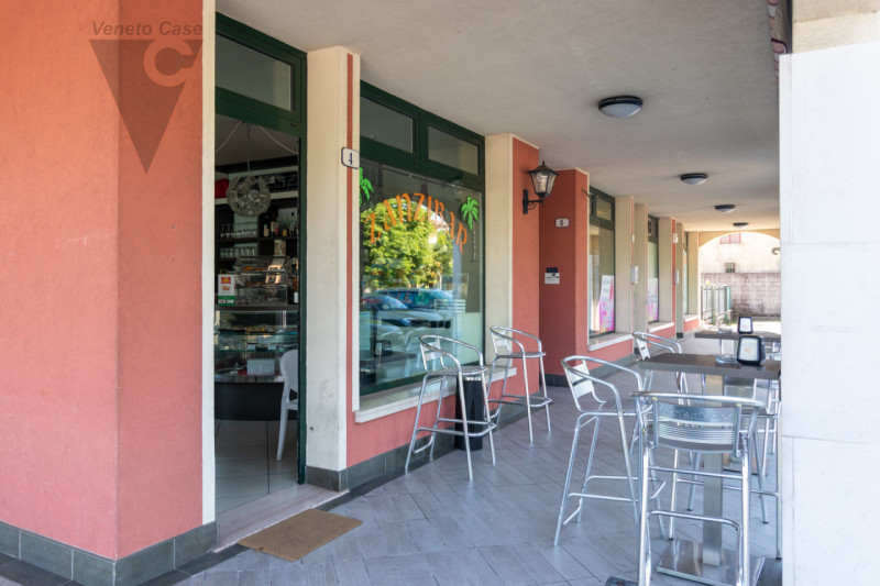 Nel centro di Rio (Ponte San Nicolò) proponiamo in vendita esclusiva attività commerciale, di rec...