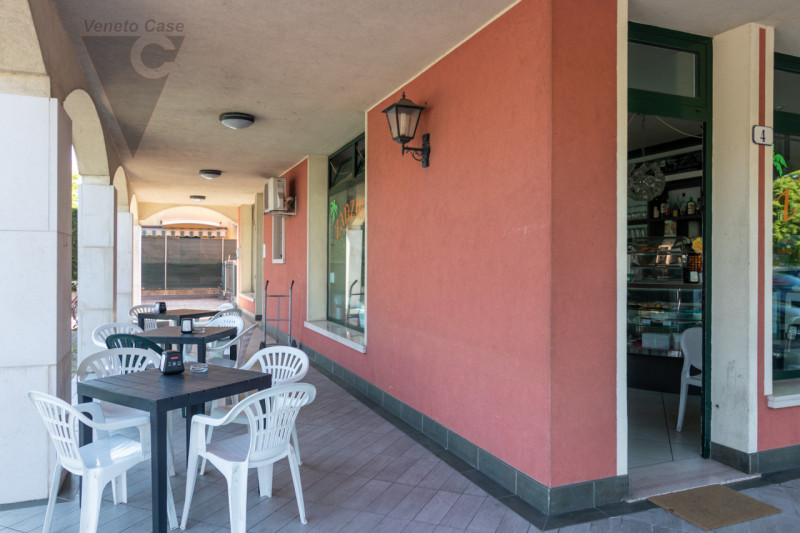 Nel centro di Rio (Ponte San Nicolò) proponiamo in vendita esclusiva attività commerciale, di rec...