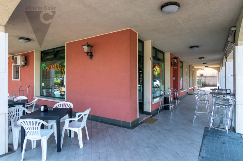 Nel centro di Rio (Ponte San Nicolò) proponiamo in vendita esclusiva attività commerciale, di rec...
