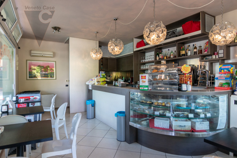 Nel centro di Rio (Ponte San Nicolò) proponiamo in vendita esclusiva attività commerciale, di rec...