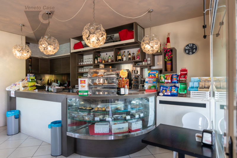 Nel centro di Rio (Ponte San Nicolò) proponiamo in vendita esclusiva attività commerciale, di rec...