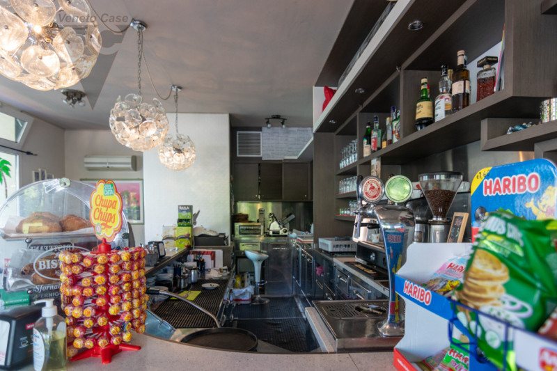 Nel centro di Rio (Ponte San Nicolò) proponiamo in vendita esclusiva attività commerciale, di rec...