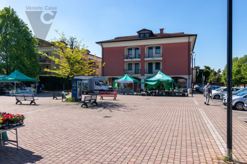 Nel centro di Rio (Ponte San Nicolò) proponiamo in vendita esclusiva attività commerciale, di rec...