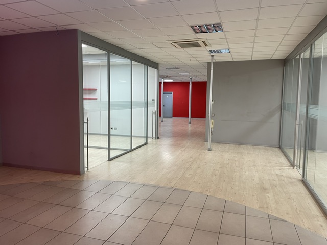 In una delle zone più dinamiche di Dueville, all’interno di un curato centro polifunzionale, prop...