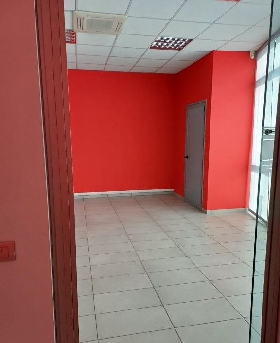 In una delle zone più dinamiche di Dueville, all’interno di un curato centro polifunzionale, prop...