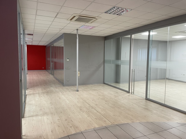 In una delle zone più dinamiche di Dueville, all’interno di un curato centro polifunzionale, prop...